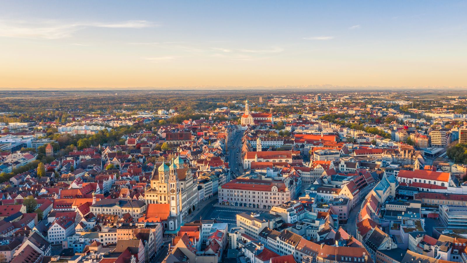 Bank Jobs in Augsburg: Luftaufnahme der Augsburger Innenstadt mit Rathaus und Perlachturm
